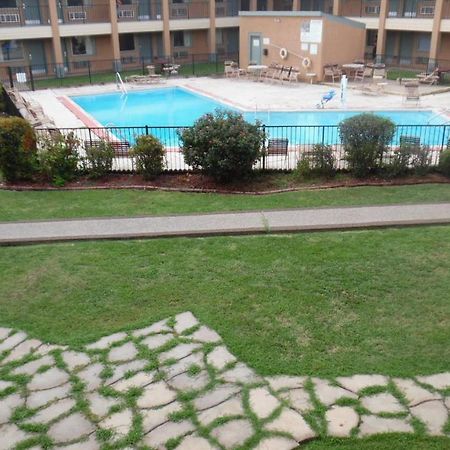 Red Roof Inn & Suites Oklahoma City Southwest Экстерьер фото