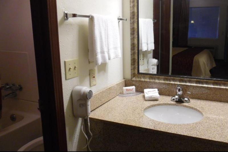 Red Roof Inn & Suites Oklahoma City Southwest Экстерьер фото