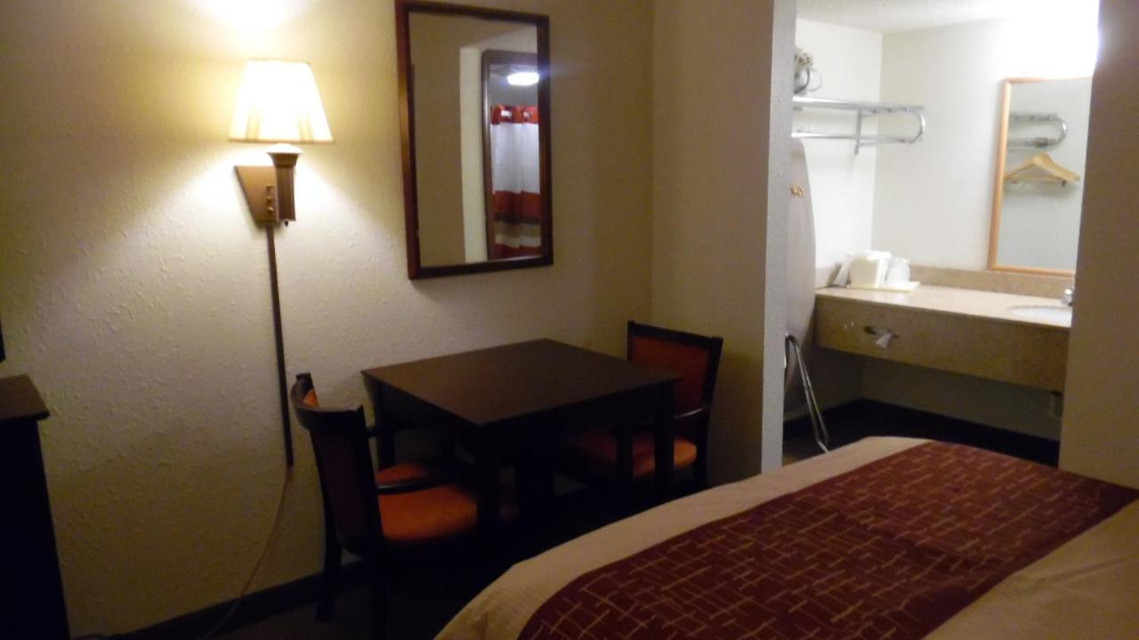 Red Roof Inn & Suites Oklahoma City Southwest Экстерьер фото