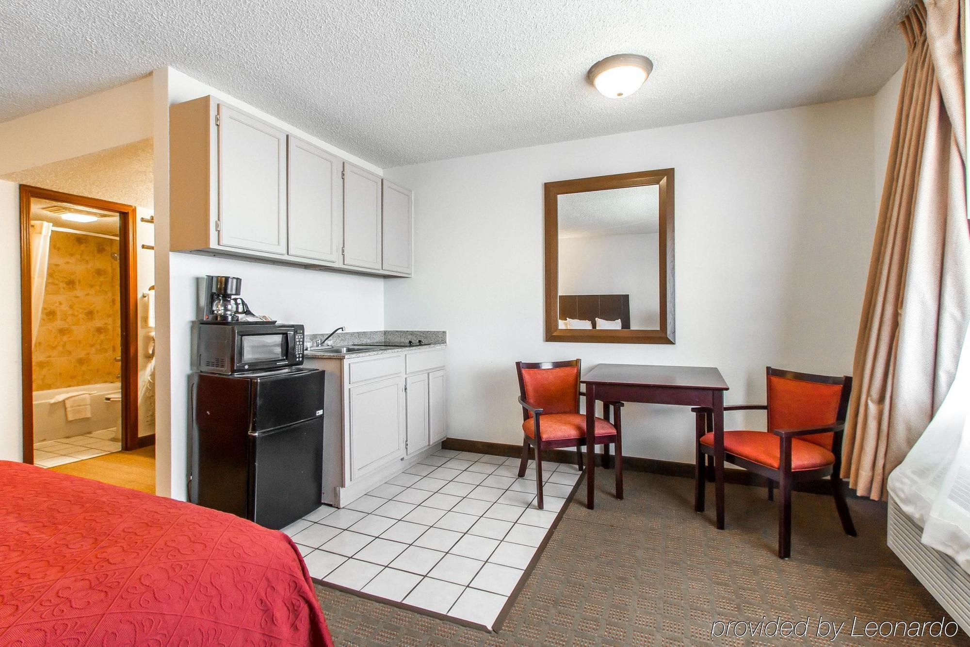 Red Roof Inn & Suites Oklahoma City Southwest Экстерьер фото